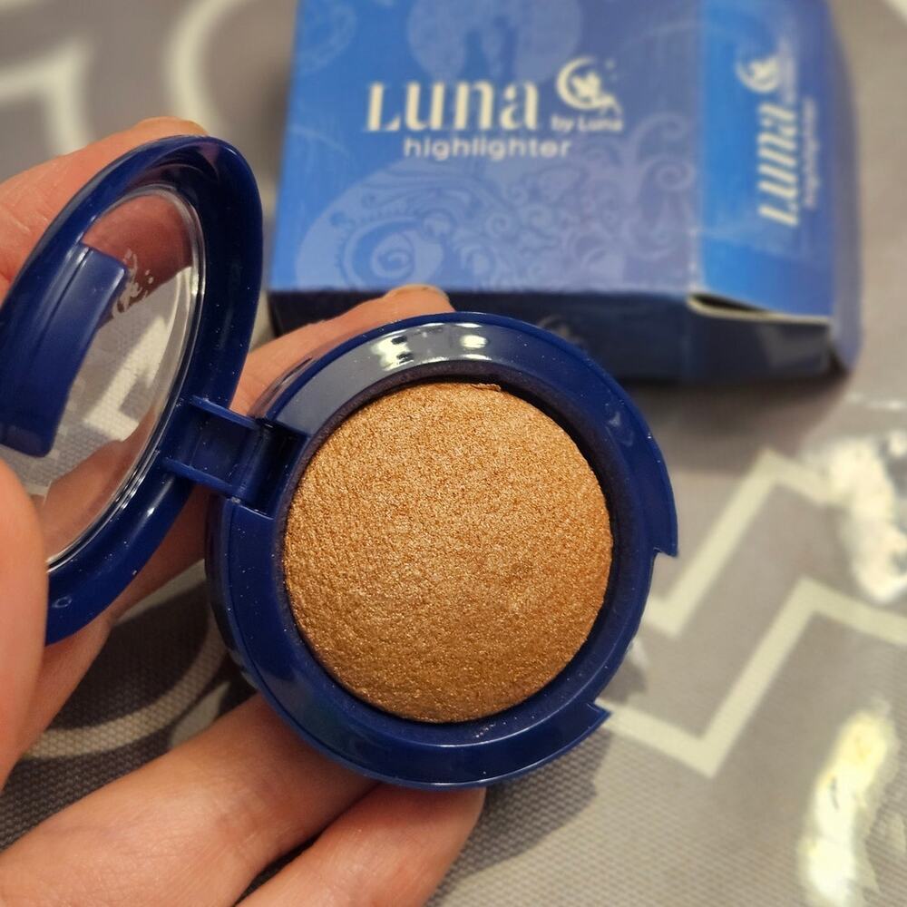 Luna Baked Highlighter LUNA ~ Eye Shadow ~ Face Lumizer ~ Body Illumination